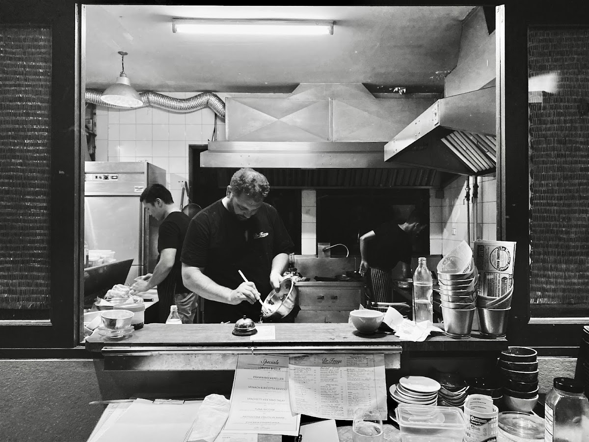 Dr Frogs Bar & Grill - Photo 2