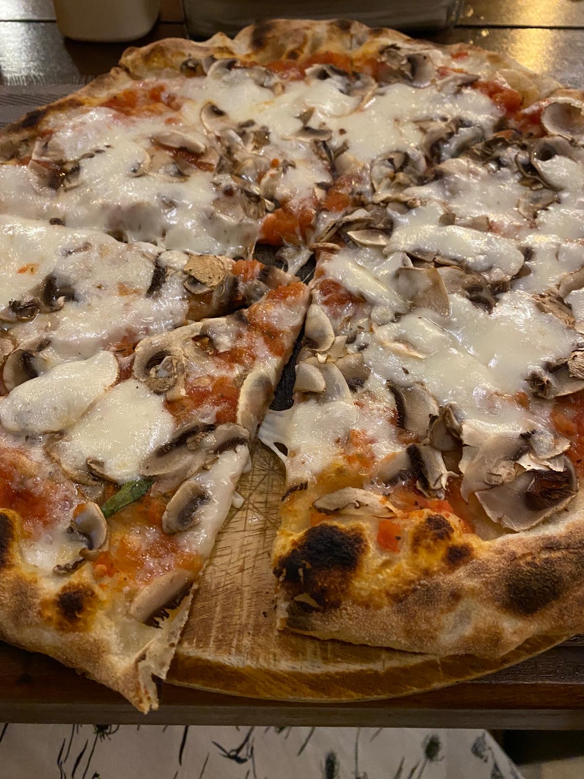 Four Black Pizzeria - Photo 4
