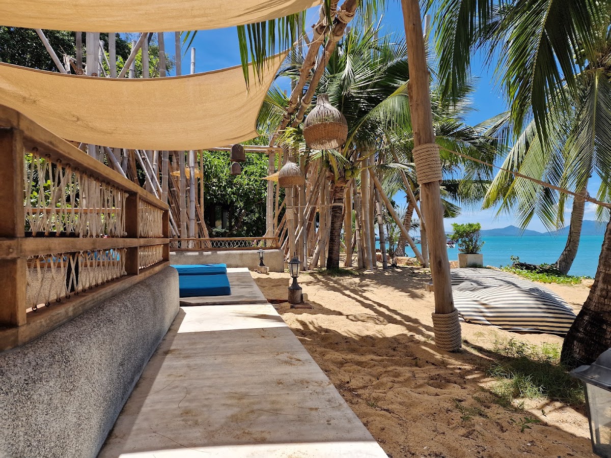 Manta Beach Hideaway - beach dining on Koh Samui