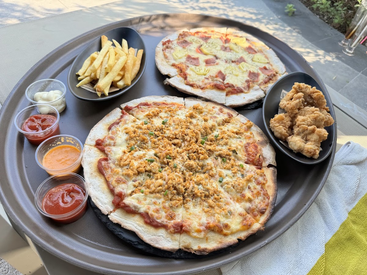 The Lazy Coconut Pool Bar - Photo 3