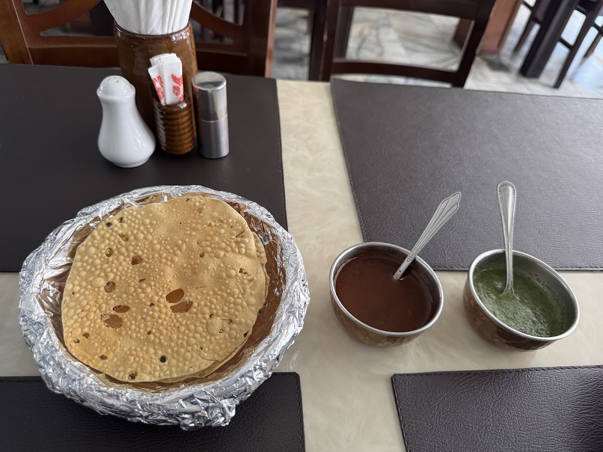 Kohinoor Indian Restaurant - Photo 4