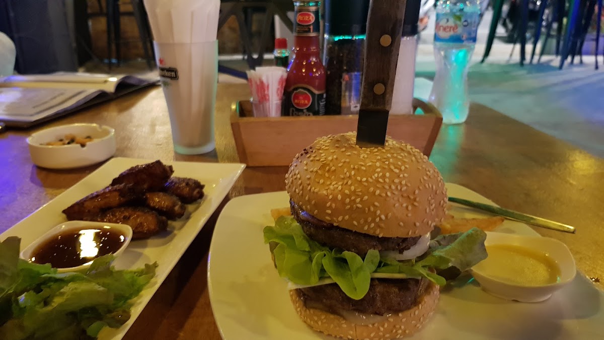 QR Bar & Burgers - Photo 3