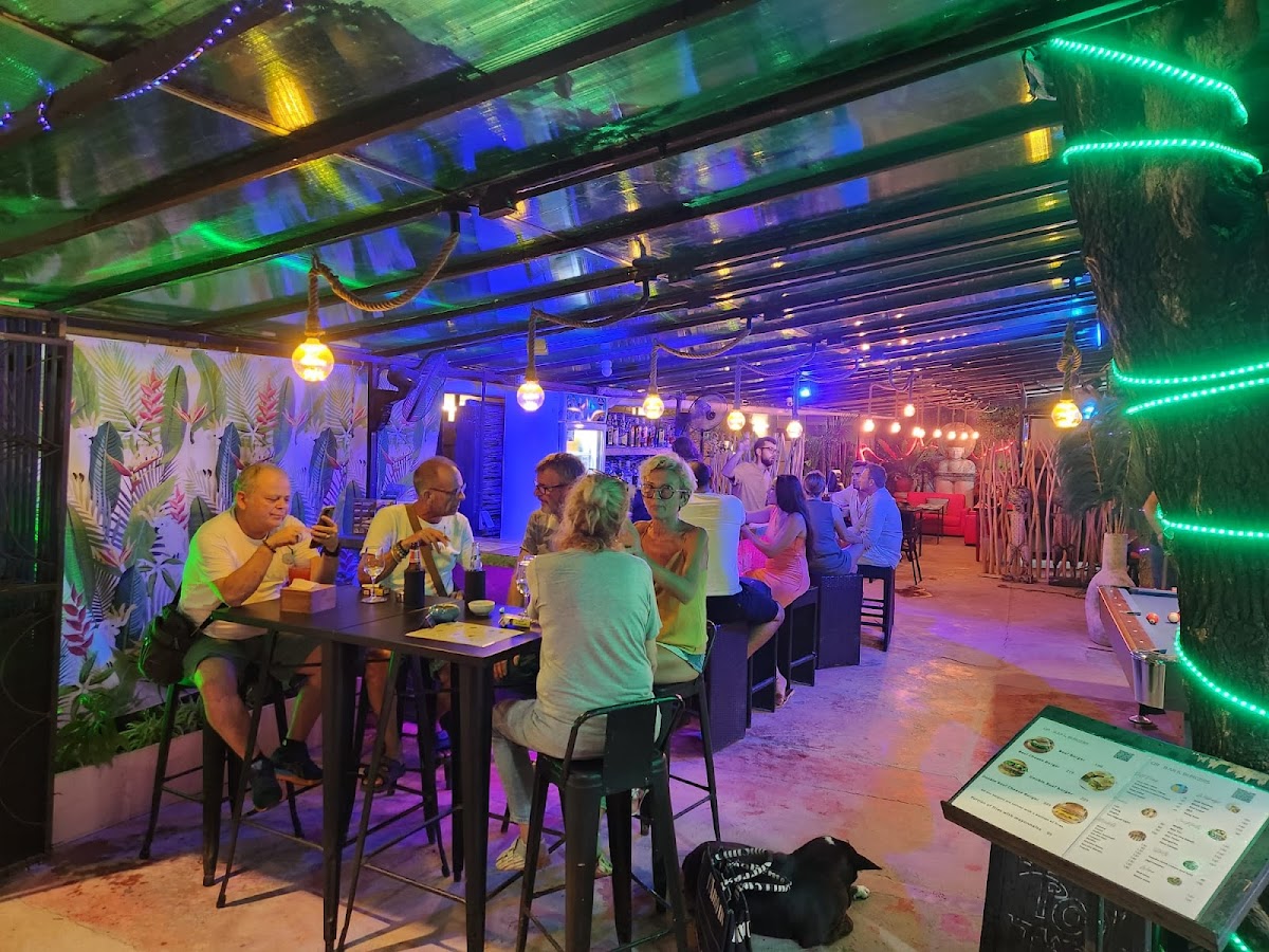 QR Bar & Burgers - Photo 4