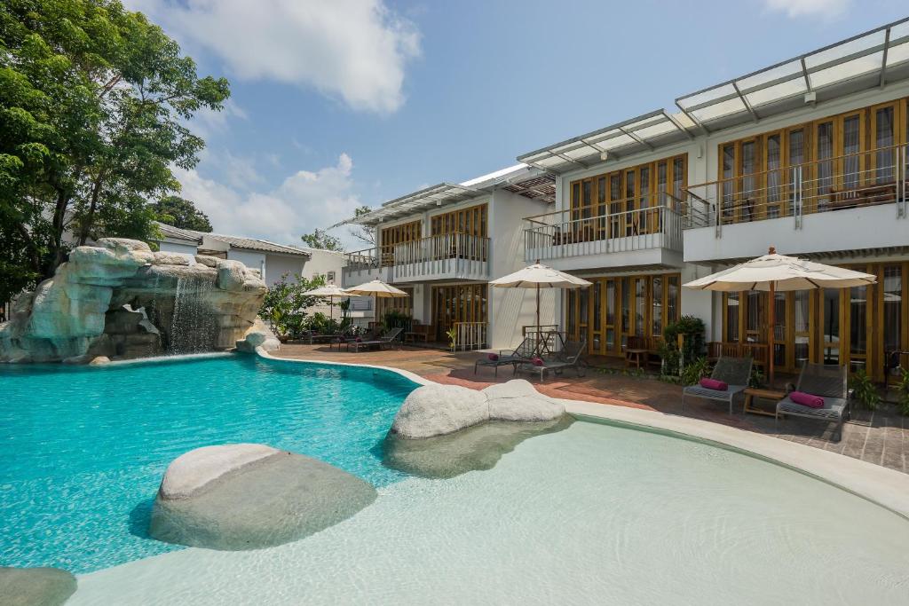 White Sand Resort - Photo 2